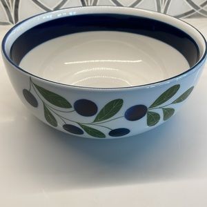 EUC Dansk Berries Round Vegetable Bowl.